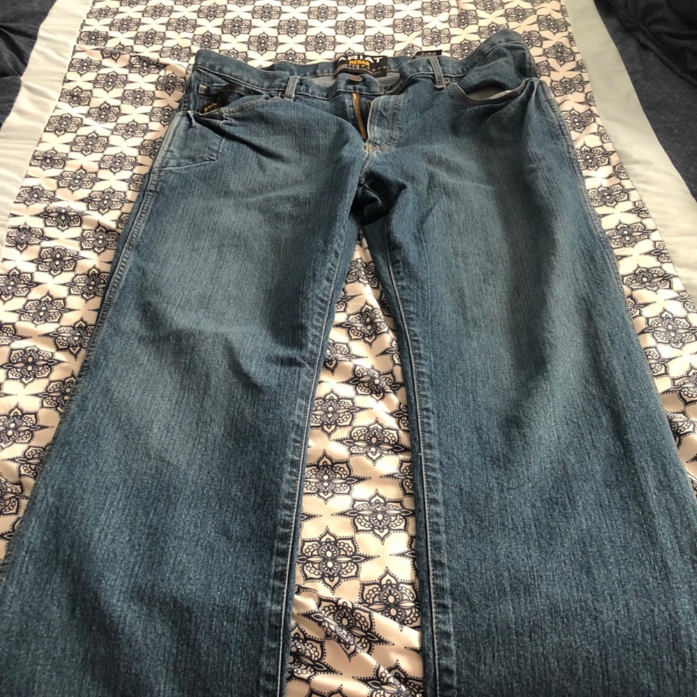 Men’s Ariat Jeans - LIKE NEW